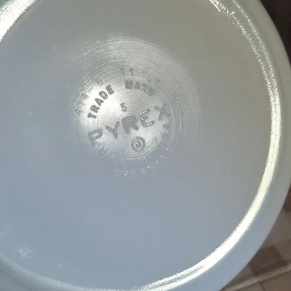 Vintage Pyrex 2Q Floral Patterned Mixing Bowl - Picture 2 of 4